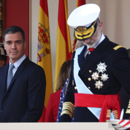 El presidente del Gobierno, Pedro Sánchez (i) y el Rey Felipe VI (d), durante el acto solemne de homenaje a la bandera nacional y desfile militar en el Día de la Hispanidad, a 12 de octubre de 2022,