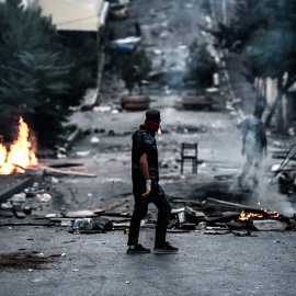 Un manifestante espera junto a una barricada durante los enfrentamientos con la policía antidisturbios turca en el barrio de Gazi en Estambul.- OZAN KOSE (AFP)