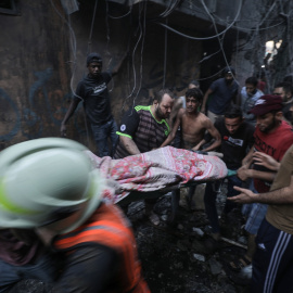 Equipos de emergencia evacúan a palestinos heridos durante los bombardeos israelíes sobre la franja de Gaza es pasado 11 de octubre.