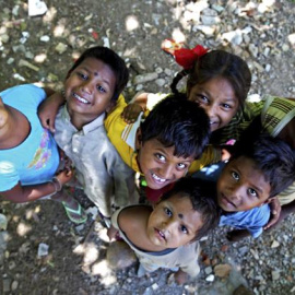 Un grupo de niños sin hogar posa para el fotógrafo en Bangalore, India. EFE/Jagadeesh Nv