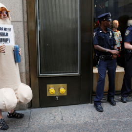 Un hombre 'se disfraza' de Donald Trump fuera de la conferencia del candidato republicano a la Presidencia de los EEUU. Nueva York. REUTERS/Shannon Stapleton