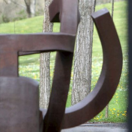 Un visitante pasea por el museo Chillida-Leku en Hernani. EFE/Archivo