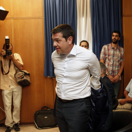 El primer ministro griego, Alexis Tsipras, durante su visita al Ministerio de la Agricultura, , donde se mostró confiado de que habrá pronto un acuerdo para un tercer programa de rescate. EFE/ALEXANDROS VLACHOS