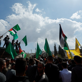 Palestinos durante un funeral de los asesinados por colonos israelíes en Cisjordania, a 12 de octubre de 2023.