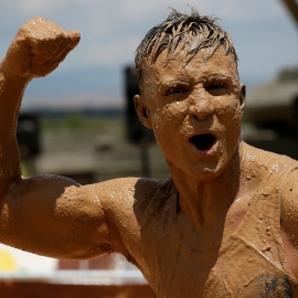 Uno de los participantes de la 'Mud Day Race', la carrera de obstáculos que ha tenido lugar en la base militar de El Goloso, a las afueras de Madrid. REUTERS/Juan Medina