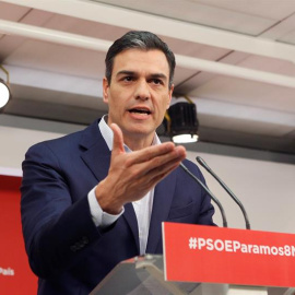 El secretario general del PSOE, Pedro Sánchez, durante la rueda en rueda de prensa tras la reunión de la permanente en la que ha dicho que pedirá al presidente del Gobierno, Mariano Rajoy, que se someta a una cuestión de confianza en el Con