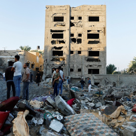 Los palestinos observan la destrucción de una casa tras un ataque de Israel en Khan Younis, en el sur de la Franja de Gaza. REUTERS/Ibraheem Abu Mustafa