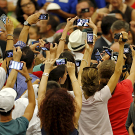 Fieles toman fotografías del Papa Francisco en la sala Pablo VI en el Vaticano, 5 de agosto de 2015. REUTERS / Giampiero Sposito