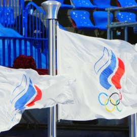 Bandera del Comité Olímpico Ruso (COR) en los Juegos de Invierno de Pekín, en 2022.
