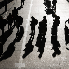 Imagen de archivo de varios viajeros en el aeropuerto de Málaga en diciembre de 2022.
