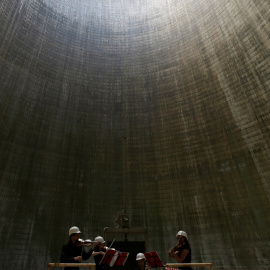 La Filarmónica de Bohemia del Sur toca dentro de una central nuclear de Temelin, cerca de la localidad de Tyn nad Vltavou, República Checa. REUTERS/David W Cerny