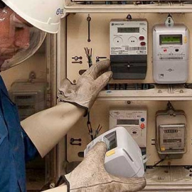 Un técnico revisa los contadores.