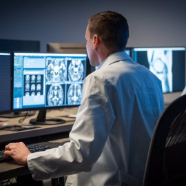 Fotografía de archivo de radiólogos viendo imágenes del cerebro.