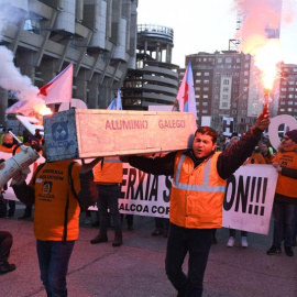 Trabajadores de Alcoa de Avilés y A Coruña durante la manifestación ante el Ministerio de Industria. - EFE