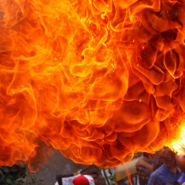 Un devoto hindú realiza un truco con fuego durante un ensayo para la Rath Yatra anual en Ahmedabad, India. REUTERS/Amit Dave