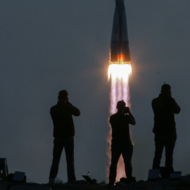 Fotógrafos toman imágenes de un cohete impulsado con la nave rusa Soyuz MS-01 que despega con los miembros de la tripulación de la misión 48/49 en el Cosmódromo Baikonur en Baikonur, Kazajastán. EFE/SERGEI ILNITSKY