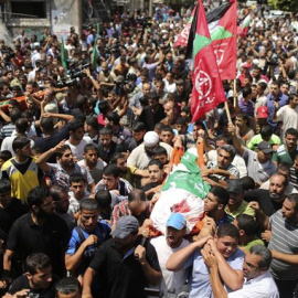 Miles de personas asistieron al funeral de tres comandantes de Hamás muertos en un ataque israelí durante la jornada por los bombardeos de Israel en la localidad gazací de Rafá el pasado agosto de 2014./ EUROPA PRESS