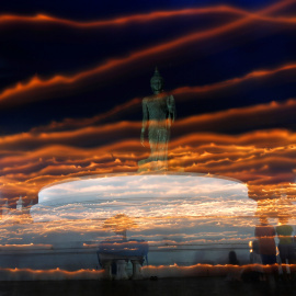 Unos monjes budistas rodean con sus velas una estatuda de un buda durante el día de Asanha Puja, la nochel del budista Lent en Bangkok, Thailandia. REUTERS/Chaiwat Subprasom