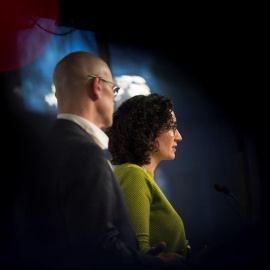 Marta Rovira y Raül Romeva de ERC, valoran en rueda de prensa la reunión mantenida, en el marco de la ronda de contactos que el presidente del Parlament, Roger Torrent. | MARTA PÉREZ (EFE)