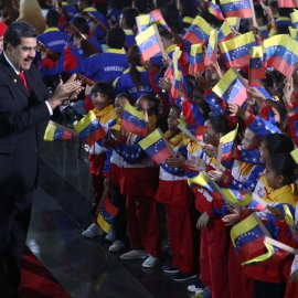 El presidente de Venezuela, Nicolás Maduro, saluda a un grupo de niños a su llegada a su ceremonia de investidura para un segundo período de gobierno. - EFE