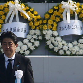 Primer Ministro de Japón, Shinzo Abe, durante la ceremonia del 70 aniversario del ataque atómico.- REUTERS.