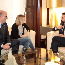 El presidente del Parlament, Roger Torrent (derecha) junto a la portavoz de Junts per Catalunya, Elesa Artadi (centro) y el portavoz adjunto de la formación, Eduard Pujol (izquierda). | MARTA PÉREZ (EFE)