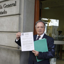 El secretario general del sindicato Manos Limpias, Miguel Bernard, muestra la denuncia que ha presentado hoy en la Fiscalía General del Estado. EFE
