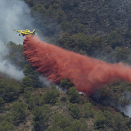 Medios aéreos trabajan en la extinción del incendio en el Parque Natural de la Serra d'Espadá en Artana (Castellón), que ha afectado hasta el momento mil hectáreas y está en proceso de estabilización,