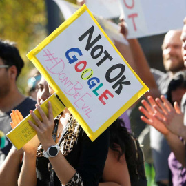 Empleados de Google protestan ante la sede de la empresa en Nueva York por su postura ante el acoso sexual. REUTERS/Archivo