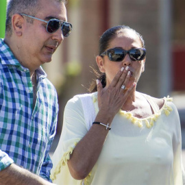 La cantante Isabel Pantoja saliendo de la cárcel en su segundo permiso penitenciario de la cárcel Alcalá de Guadaíra (Sevilla), acompañada de su hermano, donde cumple una condena de dos años por blanqueo de capitales. EFE/Raúl Caro