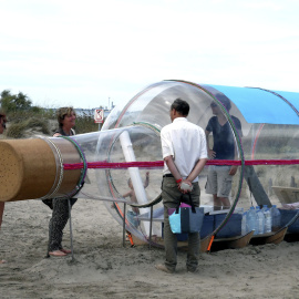 Fotografía facilitada por el artista francés Abraham Poincheval, de la preparación de su nuevo periplo fluvial, en el que durante dos meses y medio remontará 500 kilómetros del Ródano a bordo de una botella de cristal de 6 metros de largo p