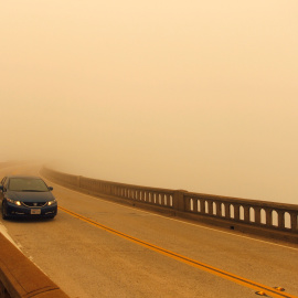 El humo del fuego de Soberanes reduce la visibilidad sobre el puente de Bixby, al norte de Big Sur, California. REUTERS/Michael Fiala