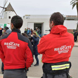 Bomberos de Granada llegando hoy al puesto de mando para participar en la búsqueda de Gabriel, el menor desaparecido en el paraje de las Horticuelas en Nijar. | CARLOS BARBA (EFE)