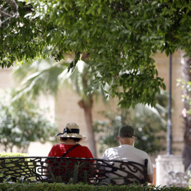 Varias personas intentan protegerse del calor. Foto de archivo.
