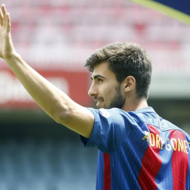 El centrocampista portugués André Gomes saluda hoy a los aficionados en el Camp Nou, durante su presentación como nuevo jugador del FC Barcelona. Gomes ha asegurado que fue "sencillo" decantarse por la oferta del Barcelona ya que, en su opi