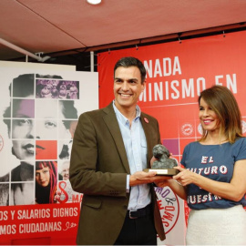 Pedro Sánchez entrega el premio "Rosa Manzano" a la periodista Carme Chaparro. /@PSOE