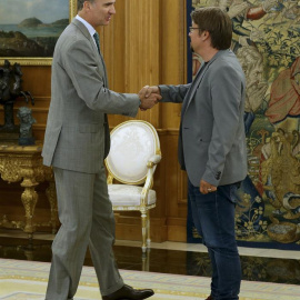 El rey Felipe recibe en el Palacio de la Zarzuela al portavoz de En Comú Podem, Xavier Domènech (d), en la segunda jornada de su ronda de consultas con las formaciones políticas parlamentarias para proponer un candidato a la Presidencia del