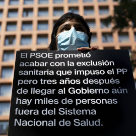 Manifestantes de REDER este lunes frente al Ministerio de Sanidad