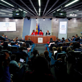 La portavoz del Gobierno, Isabel Celaá (c), la ministra de Hacienda, María Jesús Montero (i), y la de Economía, Nadia Calviño (d), durante la rueda de prensa posterior a la reunión del Consejo de Ministros en la que se ha aprobado el proyec