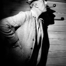 Jacques Tati caracterizado como 'monsieur Hulot'.
