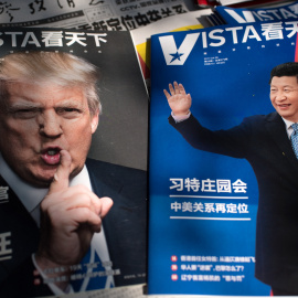 Revistas con portadas del presidente estadounidense Donald Trump (izquierda) y del presidente de China, Xi Jinping (derecha), en una imagen de archivo. / AFP - NICOLAS ASFOURI
