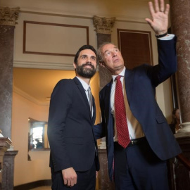 El president del Parlament de Catalunya, Roger Torrent, amb el president del cercle de directius de parla alemanya, Albert Peters, poc abans del col·loqui organitzat pel Círculo Ecuestre / EFE Marta Pérez