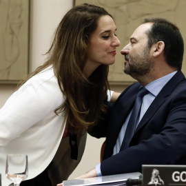 José Luis Ábalos saluda a Noelia Vera hace unos días en el Congreso. EFE/Mariscal