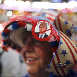 Una delegada lleva una chapa de "Dump Trump" (desháganse de Trump) en su sombrero en la Convención Nacional Demócrata en Filadelfia. REUTERS/Carlos Barria