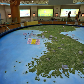Un visitante observa un mapa de la península de Corea en el Observatorio Odusan, en Paju, Gyeonngi-do (Corea del Sur). EFE/Jeon Heon-Kyun