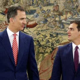 Albert Rivera, líder de Ciudadanos, junto a Felipe VI, poco antes de la reunión que ambos han mantenido este jueves en el contexto de ronda de consultas que el rey realiza con todas las formaciones políticas/REUTERS