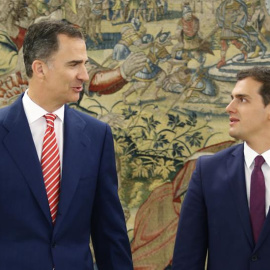 El Rey ha recibido esta mañana en el Palacio de la Zarzuela al presidente de Ciudadanos, Albert Rivera, en la tercera jornada de su nueva ronda de consultas. EFE/Ángel Díaz