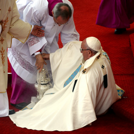 El papa Francisco se cae durante una misa en su viaje a Czestochowa, en Polonia/REUTERS