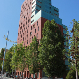 La FAVB y los inquilinos de cuatro bloques de pisos de alquiler social gestionados por una filial de Azora reclaman que los inmuebles vuelvan a estar bajo control público / M.F