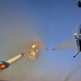 La foto que envío a continuación con el siguiente pie de foto: Un helicóptero militar ucraniano Mi-8 dispara misiles no guiados hacia las tropas rusas en un lugar no revelado del este de Ucrania, el 29 de septiembre de 2023.